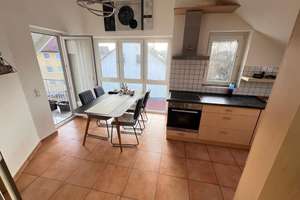 Gepflegte DG-Wohnung mit drei Zimmern sowie Balkon und Einbauküche in Dietenheim