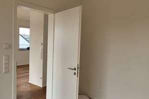 Penthouse-Flair in Düsseldorf: Helle 2-Zimmer-Wohnung mit Balkon – 40549 Heerdt, Düsseldorf – Vorschaubild 4