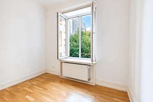 Altbaufans aufgepasst: 3-Zimmer Belle Etage mit Stuck, hohen Decken & Skyline-Nähe