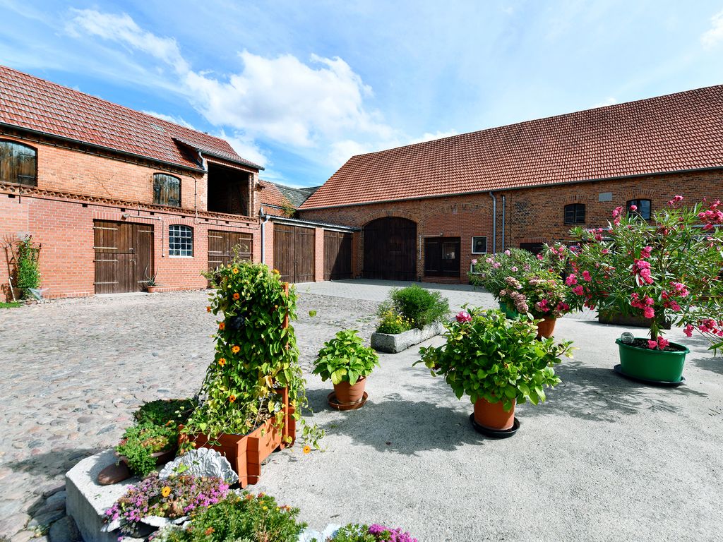 sehr gepflegter Vierseiten HOF bei Bedarf mit landwirtschaftlichen
