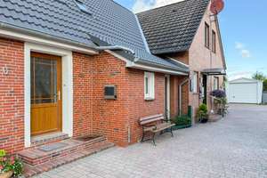 Großzügiges Zweifamilienhaus in unmittelbarer Nähe zur Nordsee – Die vollständige Adresse der Immobilie erhältst du vom Anbieter., 26553 Dornum – Vorschaubild 2