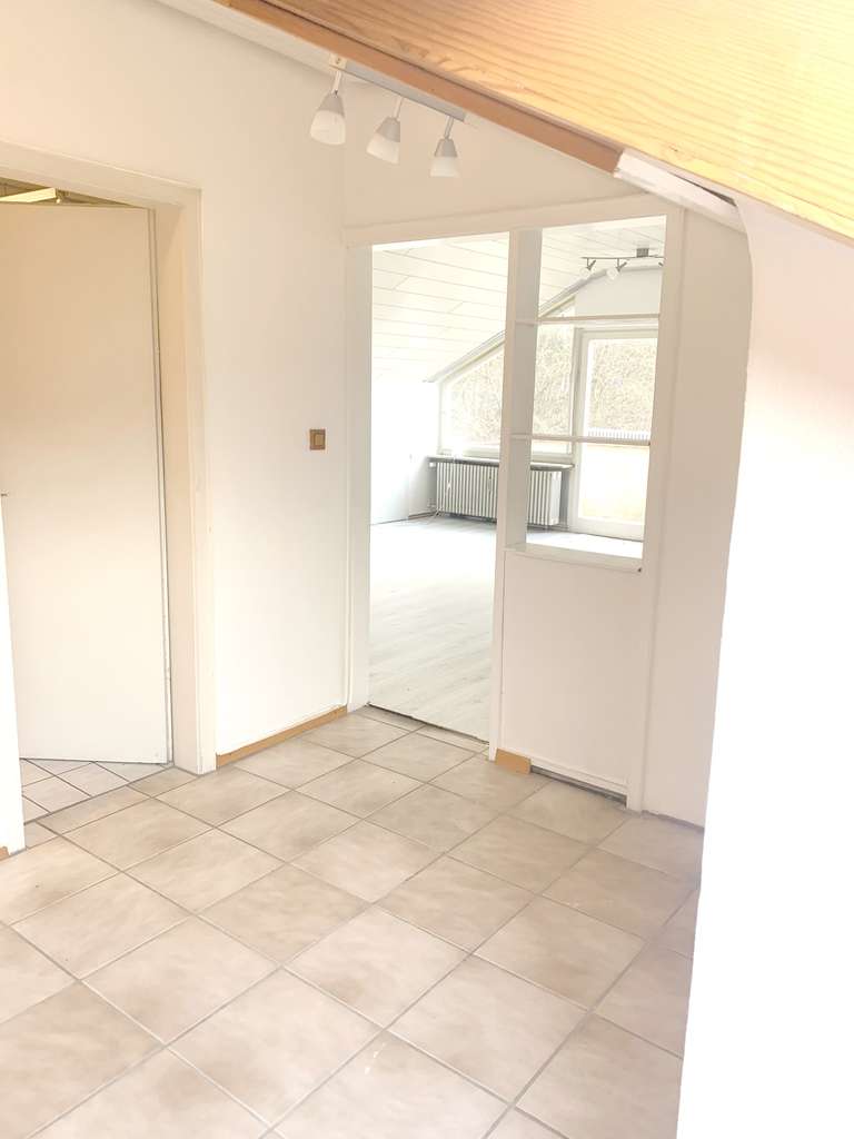 Immobilie in Bad Liebenzell - ! PROVISIONSFREI ! - Charmante und helle 1,5-Zi.  Dachgeschosswohnung mit Blick über Bad Liebenzell - Bild 1