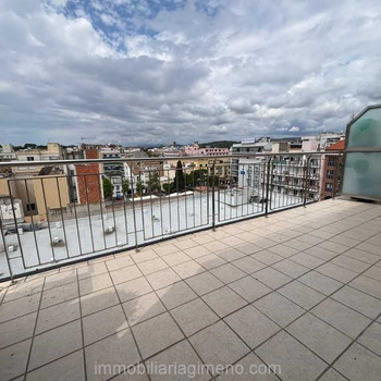 DACHGESCHOSS-STUDIO MIT GROSSER TERRASSE