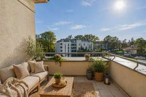 STILVOLLE 3 ZIMMER WOHNUNG MIT SONNENBALKON IN CHARMANTER GRÜNDERZEITVILLA AUF EINEM PARKGRUNDSTÜCK – Bahnhofstraße 25, 1259 Leuben (Stadtteil), Dresden – Vorschaubild 2