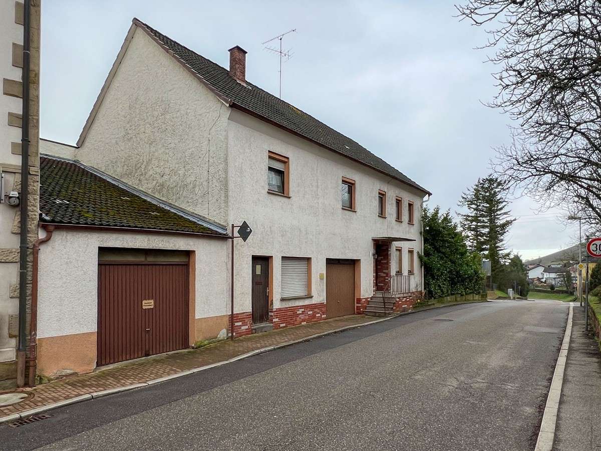 Handwerker & Investoren aufgepasst – Vermietetes 1-2 Familienhaus mit Sanierungspotenzial, Karlsruhe Kreis – Bild 1