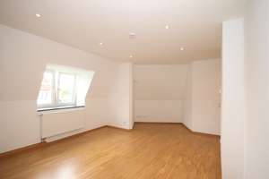 Gemütliche, sehr schön ausgestattete 1-Zi.-Dachgeschoßwohnung in einem Altbau, Nähe  S-7 – Die vollständige Adresse der Immobilie erhältst du vom Anbieter., 81369 Untersendling, München – Vorschaubild 1