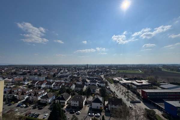 Panorama inklusive: Helle 4-Zimmer-Wohnung mit Balkon und Weitsicht