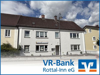 Großzügiges Wohnhaus mit Nebengebäude und vermieteter Büroeinheit im Erdgeschoss