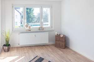 Lichterfüllte 2-Raum-Wohnung nahe Rosengarten – Gluckstr. 16, 9120 Kapellenberg, Chemnitz – Vorschaubild 1