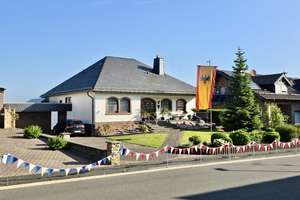 Freistehendes Familienhaus mit großem Garten und traumhaftem Eifelblick