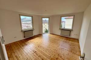 Frisch saniert: Stilvolle 3-Zimmer-Wohnung mit Balkon in zentraler Lage