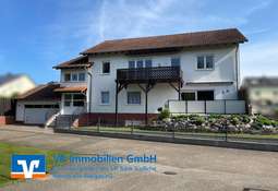 Hausansicht mit großer Garage