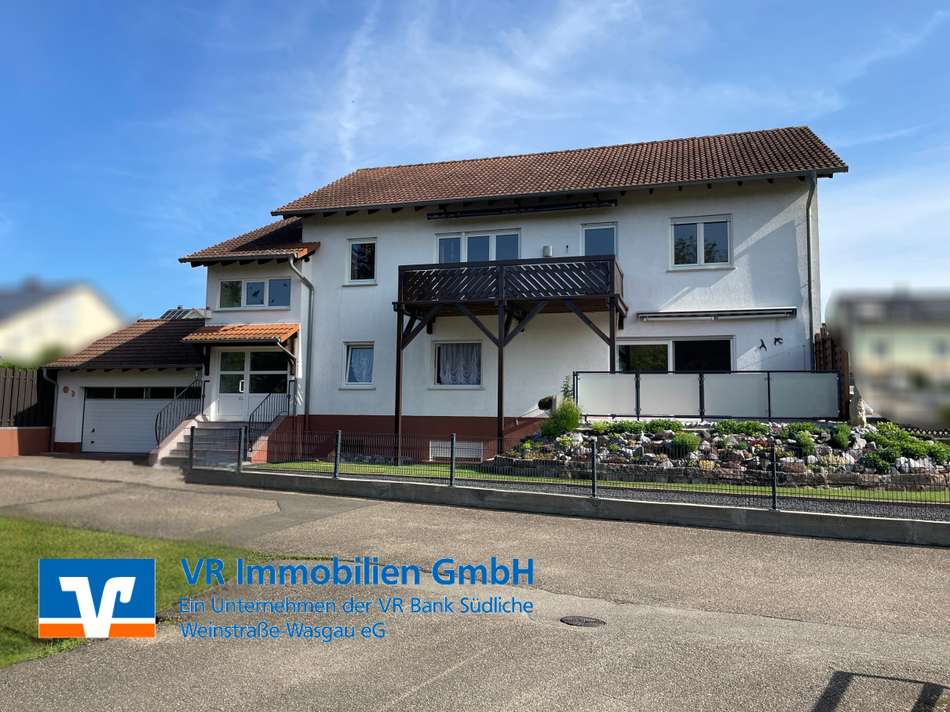 Hausansicht mit großer Garage