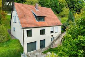 Wohnen im Grünen!
Einfamilienhaus am Fuße der Plassenburg mit Blick über Kulmbach – Die vollständige Adresse der Immobilie erhältst du vom Anbieter., 95326 Kulmbach – Vorschaubild 1