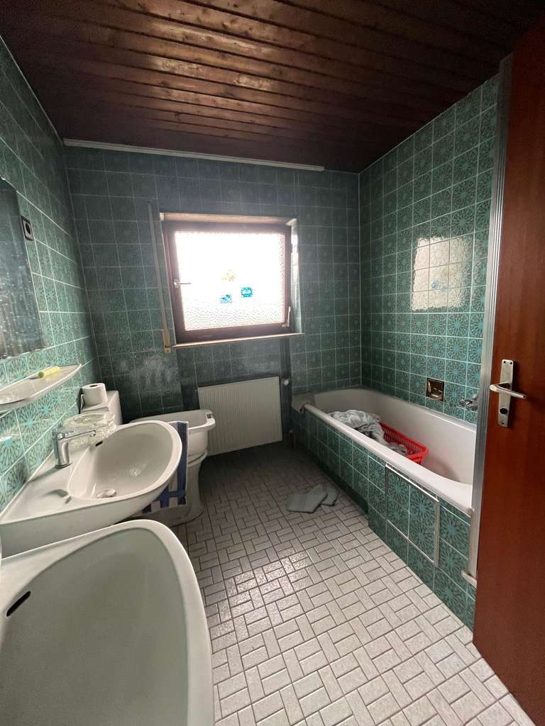 Immobilie in Leingarten - Geräumiges 7,5-Zimmer-Einfamilienhaus mit Doppelgarage und vielen Stellplätzen in Leingarten - Bild 2