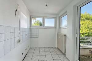 CHARMANTE 2-RAUM DACHGESCHOSSWOHNUNG IN KÖLN MÜNGERSDORF - DACHTERRASSE - AUFZUG - BLICK INS GRÜNE – Die vollständige Adresse der Immobilie erhältst du vom Anbieter., 50933 Müngersdorf, Köln – Vorschaubild 2