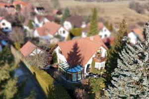 Ein idealer Platz für Ihre Familie!
Gemütliches Einfamilienhaus in ruhiger Lage mit großem Garten! – Die vollständige Adresse der Immobilie erhältst du vom Anbieter., 1728 Bannewitz – Vorschaubild 1