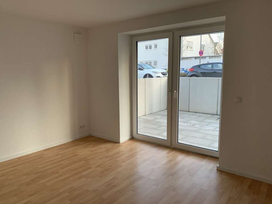 Zimmer KG mit Terrasse