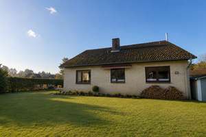 Charmanter Bungalow mit Garten und Ausbaupotenzial in elbnaher Lage – Die vollständige Adresse der Immobilie erhältst du vom Anbieter., 21354 Bleckede – Vorschaubild 1