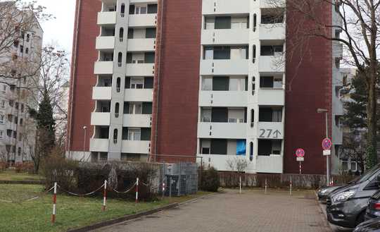 Renovierungsbedürftige 3 ZKB mit 2 Balk., EBK, inkl. TG Garage auf Erbpacht!!!