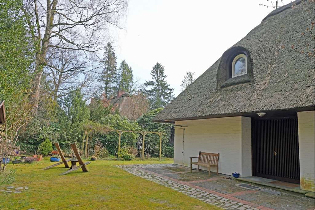Immobilie in Bendestorf - Repräsentatives Familienhaus unter Reet auf großem, schönen Grundstück - Bild 3