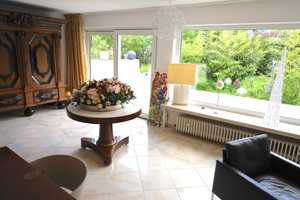 Geschmackvolles Haus  mit einem Traumgarten und einer Garage – Wiesbaden – Vorschaubild 1