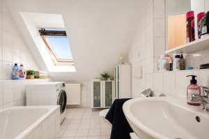 Charmante und helle 2-Zimmer-Dachgeschosswohnung mit Weitblick – Die vollständige Adresse der Immobilie erhältst du vom Anbieter., 86368 Gersthofen – Vorschaubild 3