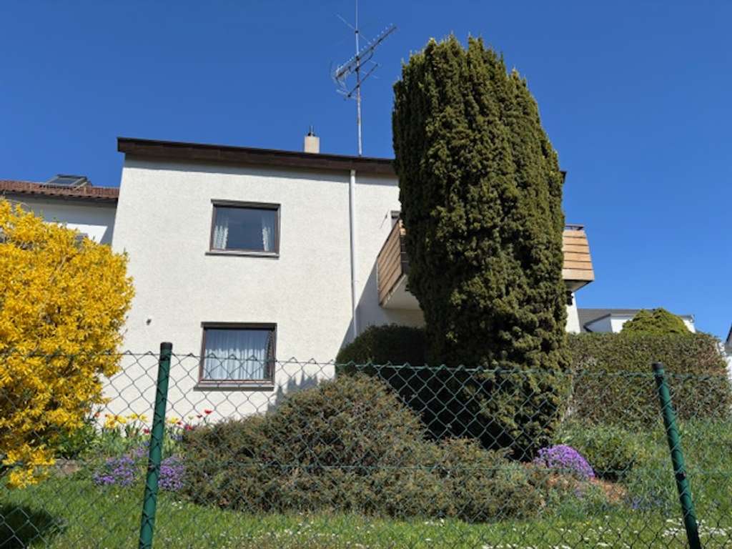 Geräumige und sonnige DHH mit 7 Zimmern in Stuttgart-Stammheim