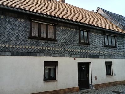 kleines antikes Stadthaus am Markt in Neusalza-Spremberg bei Bautzen und Löbau