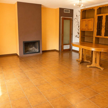INVESTITIONSMÖGLICHKEIT IN HOSTALRIC, GROSSE WOHNUNG VON 120 M2 MIT DREI TERRASSEN, ZWEI BÄDERN UND 