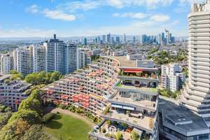 FRANKFURTER ARCHITEKTUR MIT TRAUMINNENHOF – 2,5-Zimmer-Wohnung im ikonischen Sonnenring