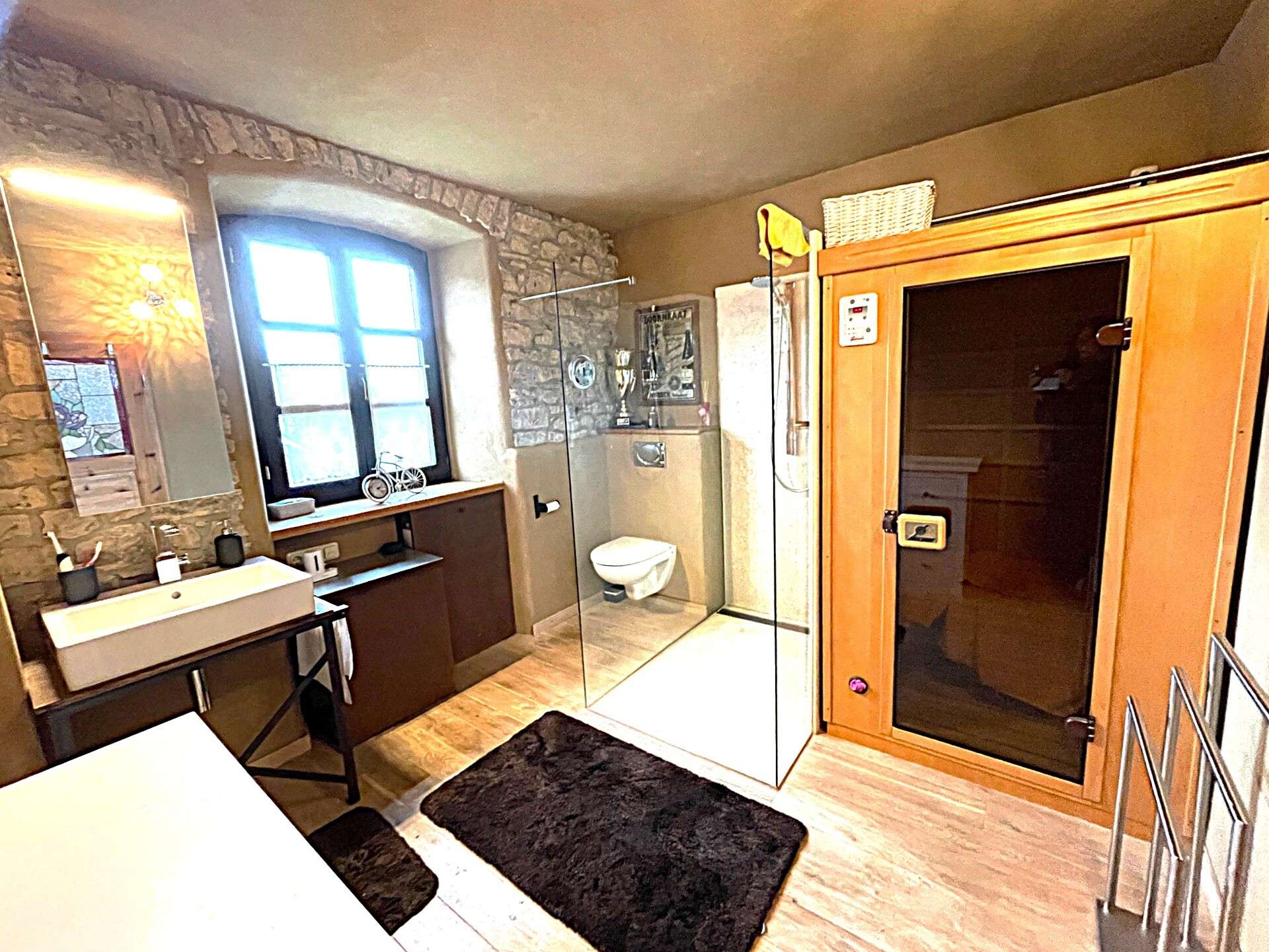 Immobilie in Üxheim - Wohnen Sie da, wo andere Urlaub machen
1 Haus und 1 Wohnung  mit Doppelgarage
stilvoll - gemütlich - Bild 10