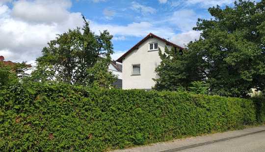 Bild von Einfamilienhaus mit großem Garten zum Wachküssen