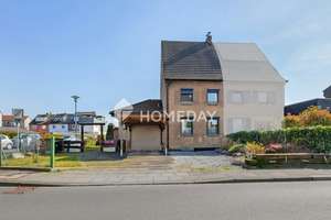 Zwei Wohnbereiche, ein Zuhause - Charmante Doppelhaushälfte mit Einliegerwohnung, Garten und Pool