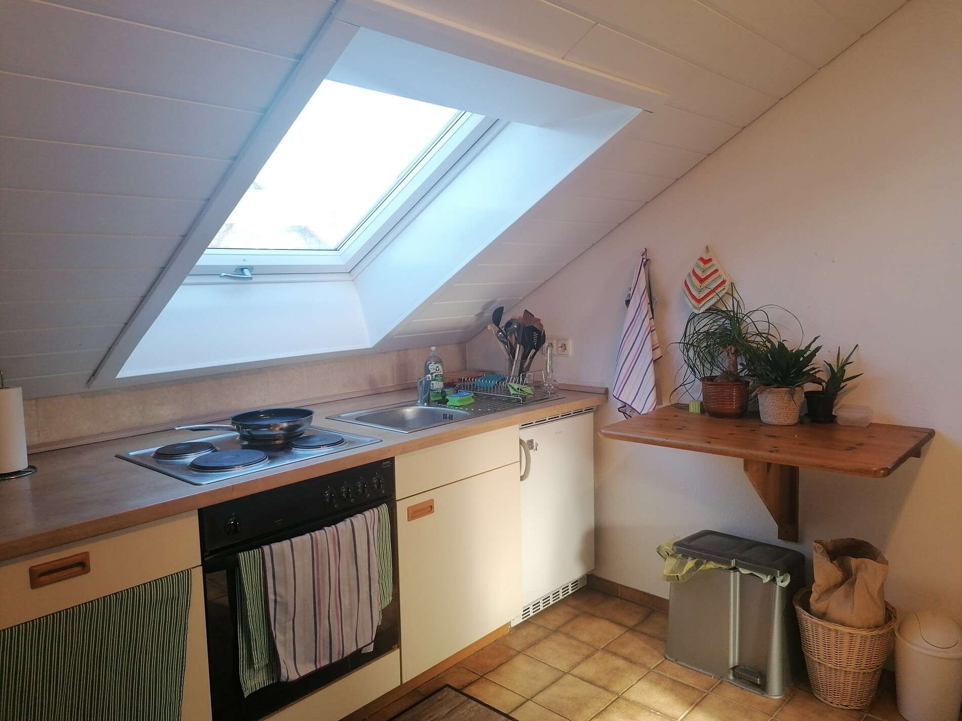 Immobilie in Reutlingen - 2-Zimmer-DG-Wohnung mit Balkon und PKW-Stellplatz – ideal für Singles, Paare & Kapitalanleger - Bild 1