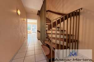 Reihenmittelhaus in M'gladbach-Lürrip
(M)EIN modernes Familiendomizil mit Südgarten & Garage – Im Dommer 25, 41065 Lürrip, Mönchengladbach – Vorschaubild 7
