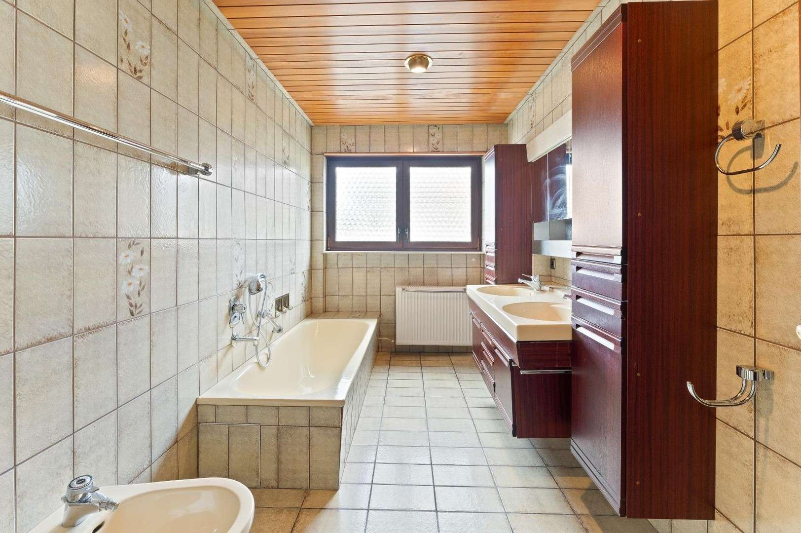 Immobilie in Bönnigheim - Repräsentatives 2-Familienhaus mit Ausbaupotential in begehrter Wohnlage - Bild 10