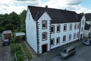 Sanierte drei Zimmer Obergeschosswohnung, gemeinschaftlicher Garten & Scheune
