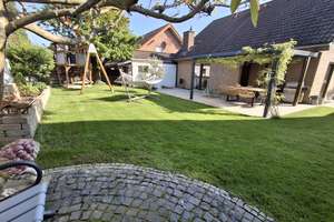 Modernes, geräumiges freistehendes Einfamilienhaus mit Garten