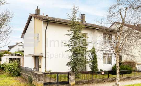 Viel Platz, viel Potenzial: Einfamilienhaus mit Pool und Wellnessbereich in Toplage