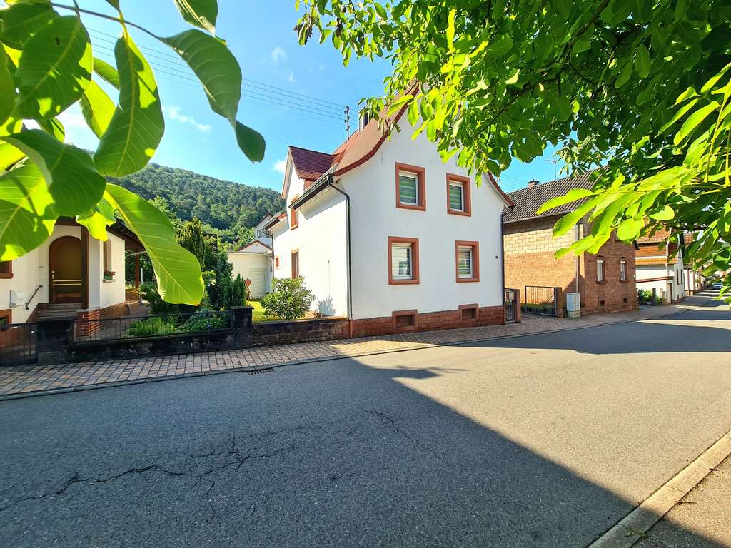 Immobilie in Spirkelbach - Modernisiertes Einfamilienhaus - neues Dach - PV-Anlage - 2 Garagen - Hof und Garten! - Bild 0