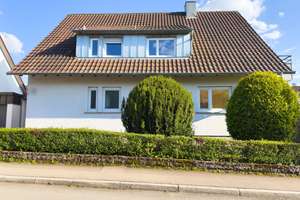 Wohnen, Arbeiten, Vermieten: Vielseitiges Zweifamilienhaus mit Garten und Garage – Die vollständige Adresse der Immobilie erhältst du vom Anbieter., 72658 Bempflingen – Vorschaubild 1