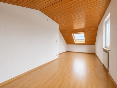 Attraktive 3-Zimmer-Wohnung im Dachgeschoss mit Stellplatz und Keller!