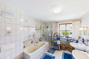 Gepflegtes Wohn- und Geschäftshaus mit Arztpraxis, Einliegerwohnung und großem Grundstück – Die vollständige Adresse der Immobilie erhältst du vom Anbieter., 84508 Burgkirchen an der Alz – Vorschaubild 5