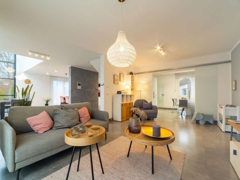 geräumiges Wohnzimmer