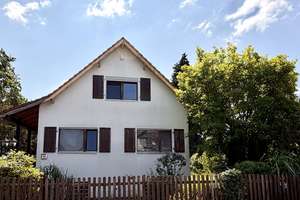 Freistehendes Einfamilienhaus mit Photovoltaikanlage auf sonnigem Grundstück in Berlin-Wittenau