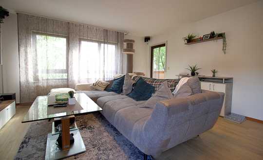 Bald frei !!!  2-Zimmer-Wohnung mit Balkon & 2 Stellplätzen (Erbpacht)