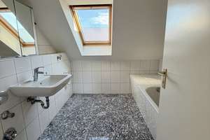 Dorstfeld: Exklusive Dachgeschosswohnung mit großer, sonniger Loggia!
