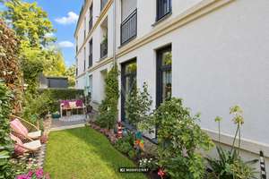Stufenlose Eleganz mit Terrasse, Garten und diskretem Service