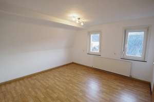 Gepflegtes, renoviertes Einfamilienhaus mit Einbauküche und Terrasse – Die vollständige Adresse der Immobilie erhältst du vom Anbieter., 96472 Rödental – Vorschaubild 4